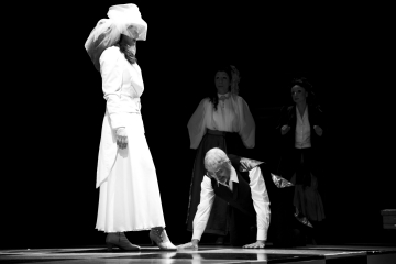 Kafka tańczy / reż. Lech Mackiewicz / fot. Adam Hanuszkiewicz / scena zbiorowa